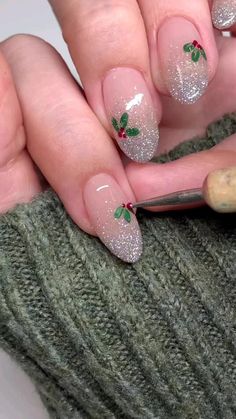 Nail Ideas Simple Christmas, Christmas Tree Manicure, Christmas Nail Quotes, Nail Inspo Trendy Christmas, Nail Christmas Simple, Simple Christmas Tree Nail Art, Nail Art Xmas Ideas, Acrylic Nails Inspiration Simple, Diy Snowflake Nail Art