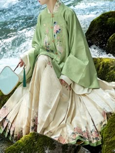 Aesthetic Traditional Dress, Traditional Green Skirt For Spring, Green Wedding Skirt For Spring, Spring Wedding Green Skirt, Green Spring Wedding Skirt, Traditional Green Embroidered Skirt, Ming Dynasty Clothing For Women, Hanfu Embroidery, Green Hanfu Dress