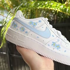 Blue & Pink Flowers Custom Air Force 1 Sneakers. -Our current processing time is 3-4 weeks. We try hard to deliver as fast as we can. The best things are worth the wait. -Size Guide- C (Child) Y (Youth) W (Women) M (Men.) -Exactly as shown in the picture. -Lace Locks included. -Fully Hand Painted. -Applied Special Acrylic Paint for Shoes and Finisher for more Durability. -Waterproof and flexible. -Made in the US. -100 % Authentic Air Force 1 Sneakers. -Perforated toe cap for breathability. -Chun Preppy Air Force Ones, Cute Shoes For Girls 10-12, Custom Nike Shoes Air Force, Zapatillas Air, Wallpaper Nike, Air Force 1 Sneakers, Custom Shoes Diy, Preppy Shoes, All Nike Shoes