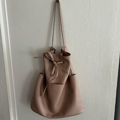 Nwt Super Soft Faux Leather With Great Functionality. Outside Pockets Are Really Convenient. Comfortable Shoulder Strap Makes It Easy To Wear. Color Is A Great Beige/Grey/Pinkish Hue. Don’t Miss Out On This Boho Style! Beige Soft Leather Bucket Bag For Errands, Everyday Bucket Bag Tote With Long Strap, Drawstring Handbag, Orange Tote Bags, Leopard Purse, Vegan Leather Tote Bag, Dumpling Bag, Oak And Fort, Vegan Leather Tote