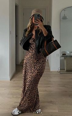 Leopard Dress Outfit Summer, Leopard Print Outfits Aesthetic, Ice Cream Date Outfit, Leopard Outfit Ideas, Mode Ab 50, Look Legging, Skandinavian Fashion