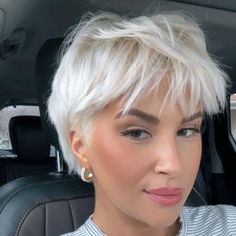 Hey, check out this edgy asymmetrical cut! Longer in the front, sweeping across the face, with a neat short back. The contrast of platinum blonde against dark roots is striking, highlighting the cut's angles. Click for more inspo and follow us on Pinterest for endless hairstyle ideas! ** Photo Credit: Instagram @kassiabarbo Stylish Short Hair, Asymmetrical Cut