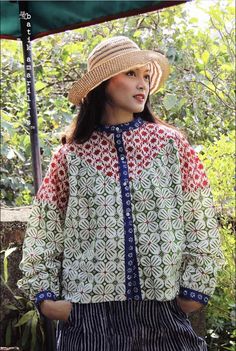 Batik Tops Design, Blouse Designs Hijab, Batik Outer, Batik Amarillis, Oversize Blouse, Batik Blouse, Thai Fashion, Batik Fashion