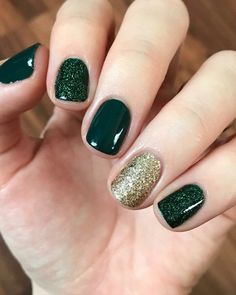 Green Gel Acrylic Nails, New Years Eve Gel Nail Designs, Deep Green Nails With Gold, Toes Nails Christmas, Dip Nail Ideas Green, Gel Nails Ideas Short Simple Winter, Christmas Nails Gold And Green, March Sns Nails, Christmas Gel Polish Nails