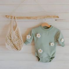 100% Organic Cotton: Eco-friendly, breathable and Hypoallergenic material.Care: Machine wash on low or delicate. Dry on gentle or low.Perfect Gift for birthdays, holidays, or just to make any day special for the little one in your life. Sizes: 3 Months to 2 Years old. Colors: Green, Blue and Pink Cloud Sweatshirt, Baby Dress Clothes, Spring Baby Clothes, Newborn Fashion, Flower Sweatshirt, Unisex Onesies, Floral Bodysuit, Crochet Daisy, Baby Jumpsuit