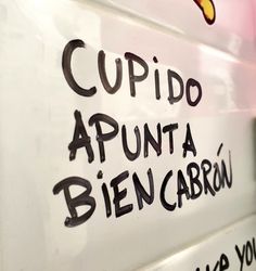 a sign that says cupido apunta bien cabrow