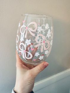 Coquette Wine Glass- Daises- Pink Bows- Gift for Her- Pink Wine Glass- Love- Wine Tumbler- Heart- Wine Gift- Wine - Stemless Wine Glass This 21oz. stemless wine glass is the perfect girly gift! They will be pouring their wine in their new favorite glass! The wording is made from permanent, high quality vinyl.   *Care Instructions- Please hand wash item and DO NOT soak in hot water. DO NOT place in dishwasher. To ensure longevity softly hand wash without scrubbing Bow Wine Glass Painting, Wine Glass Engraving, Wine Glasses Painting Ideas, Wine Glasses Painting Christmas, Wine Glass Designs Painted, Painted Glass Mugs, Cute Painted Wine Glasses, Diy Paint Wine Glasses, Pretty Wine Glasses