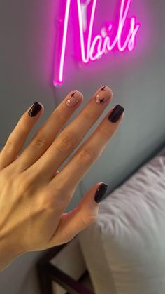 Short Aesthetic Nails Square, Cute Fall Manicure Ideas For Short Nails, Black Grunge Nails Short, Black Design Nails Square, Short Nails Y2k Square, Short Nails Aesthetic Grunge, Black Rocker Nails, Small Oval Nails Design, Y2k Nails Black Short