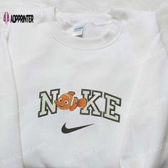 The Nemo x Nike Cartoon Embroidered Sweatshirt is a must-have for Disney and sportswear enthusiasts. Featuring adorable Nemo character embroidery, Kevin Minion, Nike Cartoon, Disney Character Shirts, Nike Inspired, Hoodie Cartoon, Limited Edition Shirt, Cartoon Sweatshirts, Nike Sweatshirt, Daisy Duck