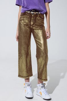 Introducing our Brown Straight Leg Jeans with Gold Metallic Glow, a unique and stylish addition to your party wardrobe. These brown trousers boast a captivating metallic glow, making them the perfect choice for a standout look at any event.  The cropped length and relaxed fit provide comfort and a modern silhouette, while the straight leg design maintains a timeless and versatile aesthetic. Whether you're hitting the dance floor or mingling at a social gathering, these jeans with a metallic finish are sure to make a statement.  Crafted from stretch denim and made with 100% cotton, these trousers offer both flexibility and durability. The five-pocket style and zip fastening contribute to their classic and practical design.  The model, showcasing the jeans in size S and measuring 33-23-35 wi Brown Straight Leg Jeans, Wholesale Clothing Distributors, Mens Lightweight Jacket, Types Of Jeans, Brown Trousers, Ankle Length Jeans, Denim Jacket Men, Party Looks, Blazer Coat