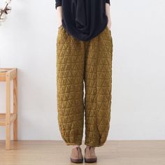 I like those suitable and comfortable Pants. Do you think I should buy it? Quilted Pants Outfit, Plain Midi Dress, Bags To Make, Quilted Pants, Carrot Pants, Pants Skirts, Comfortable Pants, Linen Tshirts, Pants Cotton