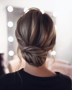 Tonyastylist: 37 Wedding Updo Hairstyles for Bride - Secrets of Stylish Women #Hairstyles #Haircuts #Tonyastylist #Wedding Loose Bun Hairstyles, Classic Chignon, Easy Updos For Long Hair, Updos For Long Hair, Wedge Hairstyles, Thick Hair Styles Medium, Bridal Hair Updo, Updo Hairstyle, Low Bun