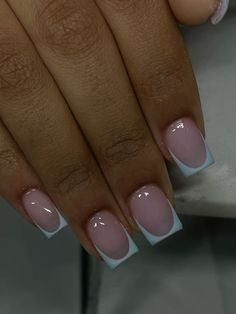 𝐁𝐚𝐛𝐲 𝐛𝐥𝐮𝐞 𝐬𝐡𝐨𝐫𝐭 𝐟𝐫𝐞𝐧𝐜𝐡𝐢𝐞𝐬 𝐰 𝐩𝐢𝐧𝐤 𝐛𝐚𝐬𝐞 Short Basic French Tip Nails, Power Blue Nails, Short French Tip Nails Color, Nails Short Acrylic Blue, Short Classy Square Nails, Square Blooming Gel Nails, Baby Pink And Baby Blue Nails, Natural Nails For Work, Cute Baby Blue Nails Short