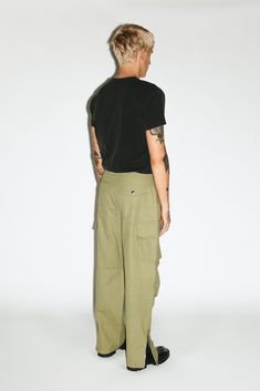 A utility cargo for the ultimate off-duty uniform. Easy-going and relaxed, these cargos are pleated for a slightly wider, straight-leg silhouette. Open the side-zip hems for a sportier 90's aesthetic. Dress down formal blazers and button-ups with an effortless, casual contrast. Light Green Cargo Pants, 90's Aesthetic, Formal Blazer, Aesthetic Dress, Green Cargo Pants, 90s Aesthetic, Cargo Pant, Easy Going, Split Hem