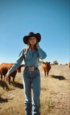 Cowgirl Outfits Old West, Cowboy Cowgirl Outfits, Women’s Cowgirl Outfits, Ranch Style Clothes For Women, American Cowgirl Outfits, Rustic Cowgirl Outfit, Women’s Cowboy Outfits, Female Rancher Outfit, Tomboy Cowgirl Outfit