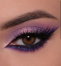 Cool Eye Makeup Ideas, Make Up Purple Eyeshadow, Eyeshadow Looks Color, Brown Eyes Purple Eyeshadow, Eye Makeup Inspo Eyeshadows, Purple And Black Eye Makeup, Make Up Purple Eyes, Dark Purple Eyeshadow Looks, Purple And Black Eyeshadow