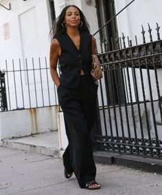 7 tendências de street style que você vai usar nos looks de verão » STEAL THE LOOK Outfits With Vests For Women, Gilet Outfit Women, Waistcoat Outfits, Vest Street Style