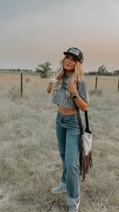 Western Summer Outfits, Mode Country, Punchy Outfits, Country Outfits Women, Girl Street Style, 2023 Street Style, Street Style 2023, Street Style Outfits Casual, Country Concert Outfits