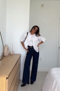 these dark jeans are the cutest! Credits: @bynicolevoz (on tiktok) - - jeans outfit, dark blue jeans, outfit inspo, outfit aesthetic, jeans aesthetic, outfit for university, university outfit, wide jeans, wide leg jeans, fall outfit, autumn outfit Dark Jeans Wide Leg Outfit, Dark Wide Jeans Outfit, Wide Dark Blue Jeans Outfit, Outfit Jean Noir Large, Wide Leg Jeans Outfit Ideas Winter, Dark Wash Jeans Outfit Winter, Dark Jeans Outfit Aesthetic, Dark Blue Jeans Aesthetic, Blue Wide Jeans Outfit