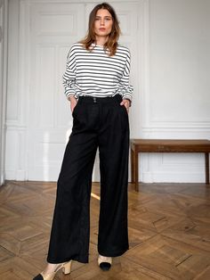 Le haut Amélie est la parfaite marinière, conçue dans un coton épais pour une tenue impeccable. Ses rayures noir et écru vont avec tout, et son look légèrement oversize lui donne une allure mode et chic à la fois. Le parfait style à la française. DESCRIPTION Style : chic et intemporel. Coupe : légèrement oversize pour une allure mode et décontractée. Design : rayures noir et écru pour un look classique et versatile. Polyvalence : parfait avec un jean ou un pantalon de tailleur pour un style à la Paris Style Fall, Sailor Shirt, Tailored Pants, Fashion Mode, Style And Grace, Amelie, Paris Fashion, Vision Board, The Selection