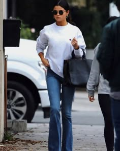 Selena Gomez Street Style, Casual Chique Stijl, Selena Gomez Outfits, Walking Down The Street, Selena Gomez Style, Boating Outfit, Trik Fotografi, Celebrity Street Style