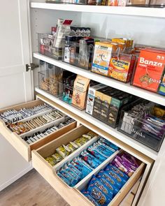 This post is a about pantry organization ideas that'll help you create a cleaner, neater and more decluttered kitchen! #pantry #organization #ideas Small Walk In Pantry, Pantry Organization Ideas, Snack Organizer, Declutter Kitchen, Food Pantry Organizing, Small Pantry, Kitchen Organization Pantry