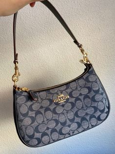 Coach Denim Shoulder Bag, Shoulder Coach Bag, Cute Shoulder Bag Aesthetic, What’s In My Coach Bag, Brown Coach Shoulder Bag, Cute Shoulder Bags Purses, Teri Bag Coach, Coach Aesthetic Bag