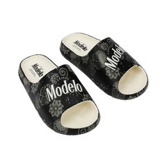 a pair of black and white slippers with the word modelo printed on them