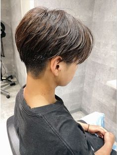 【ホットペッパービューティー】アンダーバーホワイト(_WHITE)のヘアスタイル：前下がりセンターパートをご紹介。 Teenager Hairstyles Boys, Long Boy Hair, Boys Hair Cuts Longer On Top, Long Boys Haircut, Boys Haircut Long, Boys Hair Styles, Boy Hair Styles, Modern Bowl Cut, Boys Hair Style