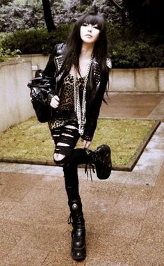 Punk Leopard Print, Gyaru Black Outfit, Punk Feminine Outfits, Japanese Punk Outfits, Black Gyaru Outfit, Hardcore Punk Outfits, Hardcore Punk Fashion, Punk Rock Outfits For Women, Hardcore Outfits