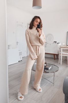 Beige Luggage Aesthetic, Wfh Aesthetic Outfit, Cozy And Chic Outfit, Work From Home Outfits Women, Home Look Outfit, Cozy Home Outfit, Photoshoot Clothes