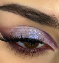 Starfire Makeup Look, Eyelooks Eyeshadows, Wedding Makeup Purple, Euphoria Makeup Aesthetic, Cool Eyeshadow Looks, Cybercore Makeup, Fun Eyeshadow Looks, Lavender Makeup, Eye Shimmer