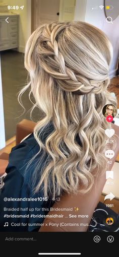 Wedding Hair Bridesmaid Medium Length, Curly Hair Down With Braid On Side, Brides Made Hairstyles Down, Bridesmaids Hair Down With Braid, Wedding Hair For Bridesmaids Down, Loose Braid Formal Hair, Long Hair Semi Formal Hairstyles, Bridesmaid Braided Hair, Simple Maid Of Honor Hairstyles