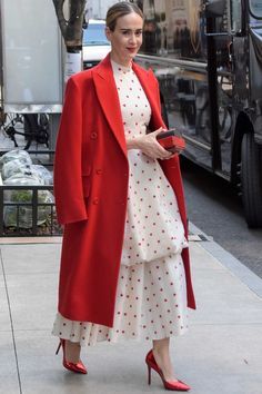 Fancy Outfit, Chique Outfit, Christmas Outfits Women, Outfit Red, Weekly Outfits, Christmas Tea, Red Coat, Chic Outfit