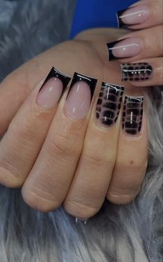 black nails Black Medium Nails Acrylic, Nail Design Small Nails, Shirt Black Nail Designs, Cute Medium Length Nails Acrylic, Black And White Marble Nails Short, Short Black Acrylics With Design, Short Acrylic Birthday Nails Designs, Black Design Nails Square, Short Acrylic Nails Cross