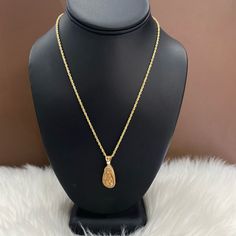 This product is avalilable to pick up in our Doral store.Features:Karat: 18K Gold.Color: Yellow Gold.Weight: 5,5gr "Price is only for pendant, chain is not included" Yellow Gold Teardrop Pendant For Jewelry Making, Gold Drop Necklaces With 17 Jewels, Custom Gold Pendant Necklace With Gemstone, Custom Gold Gemstone Pendant Necklace, Gold Pendant Necklace With Gemstone, Gold Hallmarked Teardrop Pendant Jewelry, Yellow Gold Teardrop Locket Necklace, Yellow Gold Teardrop Necklaces For Jewelry Making, Gold Teardrop Locket Necklace