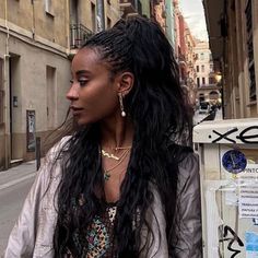 Evalyn Shelly Denis on Instagram: "I looovvvvve this look!! Liiiiiike. Do you see these braids? Just go ahead and book human hair braids ❤️‍🔥 • • • • • • • #humanhairbraids #london #eviediethat #blackhairstylist #trending #otd #braider #losangeles #viral #eviedidthat #texture #londonbraids #beauty #foryou #uk #ukbraids #beverlyhillsbraider #dtla #healthyhair #hairtips #hairtrasformation #virall #viral #knotless #braidinspo #inspo #neatbraids #nextup #neatparts #micros" Human Hair Braids, Black Hair Stylist, Hair Styles Braids, French Curl, Styles Braids, Cute Box Braids Hairstyles, Pelo Afro, Protective Hairstyles Braids, Hair 2024