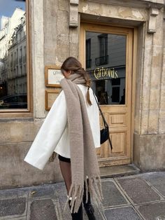 Old Money Winter, Australian Winter Fashion, Outfits Los Angeles, Ireland Fashion, Oversized Grey Sweater, California Outfits