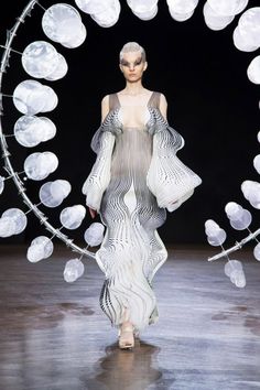 Iris Van Herpen 2019, Anthony Howe, Iris Van Herpen Couture, Movement Fashion, Origami Fashion, Kinetic Sculpture, Fashion Runway, Couture Week