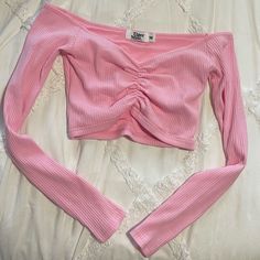 New Without Tags. Size Medium. Long Sleeve Crop Top. Crop Long Sleeve Top Outfits, Pink Long Sleeve Crop Top For Day Out, Pink Long Sleeve Crop Top, Baggy Jeans For Women, Pink Long Sleeve Top, Fits Clothes, Trendy Fashion Tops, Cute Preppy Outfits, Easy Trendy Outfits