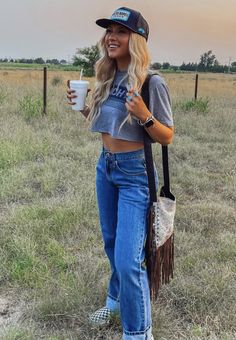 Western Summer Outfits, Girl Street Style, Mode Country, Punchy Outfits, 2023 Street Style, Western Girl Outfits, Cute Cowgirl Outfits, Outfit Street Style