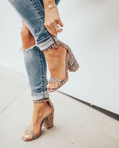 Black Slingback Heels, Mode Shoes, Leopard Heels, Foto Tips, Elegante Casual, Fabulous Shoes, Mode Inspo, Open Toe Sandals