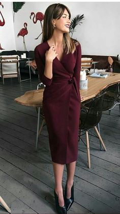 Bordeaux Wrap Dress. Career Woman Fashion, Autumn Bag, Costum Elegant, Work Outfit Ideas, Professional Work Outfit, Dress Autumn, Summer Work Outfits, Dress Bodycon