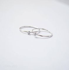 Nouveau ! Très jolies. Délicat. Parfait pour tout, petite bague en argent sterling avec zircon cubique. A porter seules ou empiler avec d’autres ! PLUS DE DÉTAILS > 100 % en argent Sterling > Dispose d’un pétillant petit zircon cubique de 2mm > Bande est de 1mm d’épaisseur Cette Minimalist White Gold Promise Ring, Minimalist White Gold Crystal Ring With Cubic Zirconia, Minimalist Sterling Silver Crystal Ring For Anniversary, Minimalist Crystal Ring In Sterling Silver For Anniversary, Minimalist White Gold Cubic Zirconia Ring, Adjustable Minimalist Diamond White Diamond Ring, Adjustable Minimalist Diamond White Ring, Minimalist Silver Cubic Zirconia Rings, Minimalist Crystal Ring With Diamond Accents For Promise