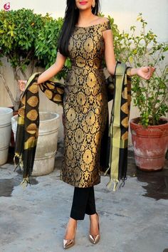 Silk Kurti Designs, Indian Kurti Designs, Indian Designer Suits, Salwar Designs, Gaun Fashion, Indian Salwar Kameez, Salwar Kamiz, Red Lehenga, Indian Gowns Dresses