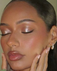 New Year’s Eve Makeup Glitter, Glowy Prom Makeup For Brown Eyes, Make Up For Special Events, Makeup For Sparkly Dress, Soft Makeup For Prom, Glowy Goddess Makeup, Shiny Eyeshadow Look, Simple Shiny Makeup, Cute Prom Makeup Looks Simple