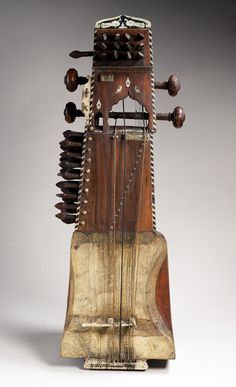 an old musical instrument with many strings attached to it