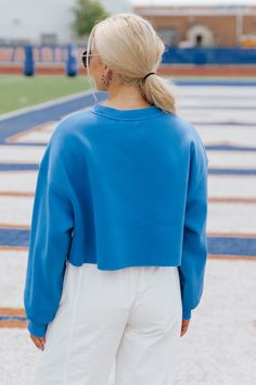 This Florida Blue Cropped Sweatshirt makes for a cute game day look! Made from 100% polyester, this long-sleeved sweatshirt features raw edges and fuzzy text detailing for added comfort and style. Whether you're tailgating or lounging at home, this cropped sweatshirt will keep you cozy and fashionable for each and every game! Simply style it with your favorite white denim and sneakers to complete the look. Bright Colors Fashion, Cute Game, Tailgate Outfit, Gameday Dress, Game Day Outfit, Casual White Dress, Power Dressing, Game Dresses, Influencers Fashion