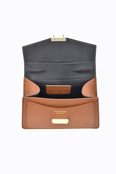 Borsa Reina in Vera pelle Dollaro Made in Italy con tracolla e accessori in oro chiaro. La parte interna è composta da uno scomparto principale con una tasca laterale porta documenti/porta cellulare nella parte anteriore, e una tasca a zip nella parte posteriore. -Materiale esterno: Vera pelle di vitello morbidissima (Dollaro) -Materiale hardware: Acciaio colore oro chiaro -Materiale interno: Vera pelle martellata -Materiale etichetta Voemièn interna: Vera pelle -Materiale manico: Vera pelle (Do Gold Leather Bag With Zipper Pocket, Luxury Gold Bag With Zipper Pocket, Luxury Gold Leather Wallet, Gold Leather Wallet With Zipper Closure, Gold Leather Bag With Silver-tone Hardware, Light Gold Color, Sugar Paper, Black Tears, Gold Accessories