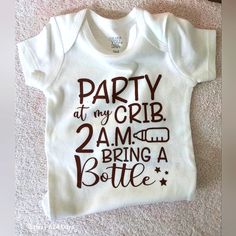 Do You Need A Last-Minute Baby Shower Gift? This Adorable Brand New Onesie Is For You! That Baby Will Appreciate The Cool Gift You Brought! Baby Shower Shirts For Family, Cricut Onesie Ideas, Cricut Baby Gifts, Baby Onsies Ideas, Onesie Sayings, Aunt Baby Clothes, Grandma Onesie, Cricut Baby Shower, Shower Snacks